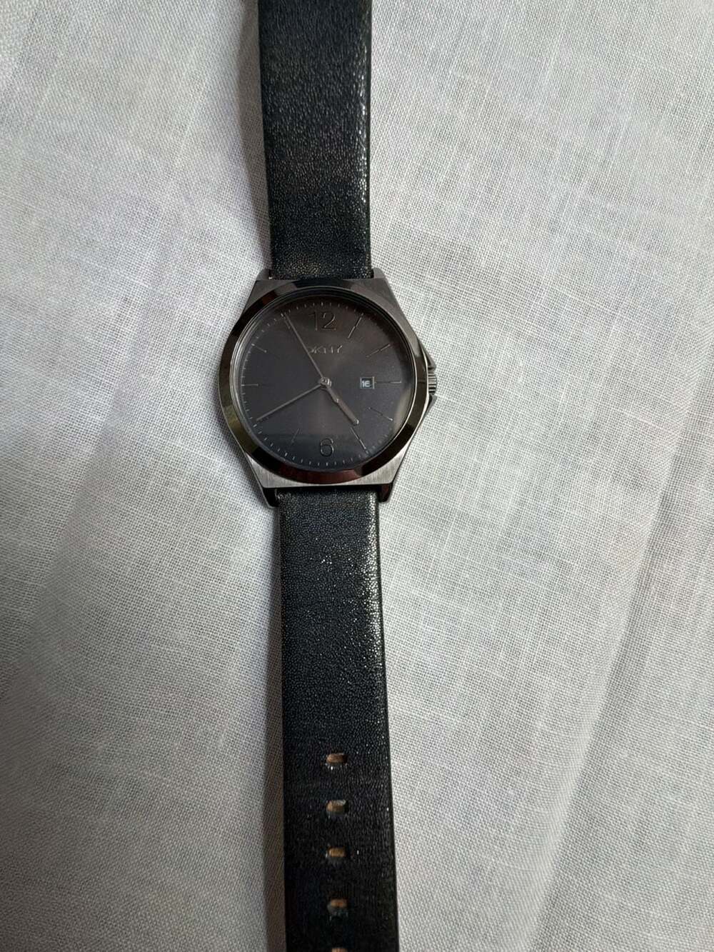 DKNY NY2373 Watch Black Leather Strap
Needs new battery